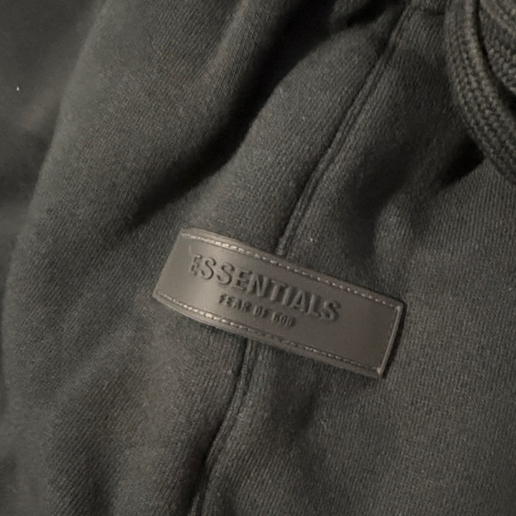 FEAR OF GOD ESSENTIALS SWEATSHORT IN BLACK - S - Picture 7 of 9